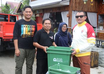 PJ. BUPATI HSS MENINJAU SECARA LANGSUNG KEGIATAN JUM’AT BERSIH DALAM RANGKA PENILAIAN ADIPURA.