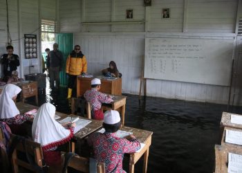 TINJAU SEKOLAHAN TERDAMPAK BANJIR, PJ. BUPATI : KITA AKAN AMBIL LANGKAH STRATEGIS DAN PENANGANANNYA