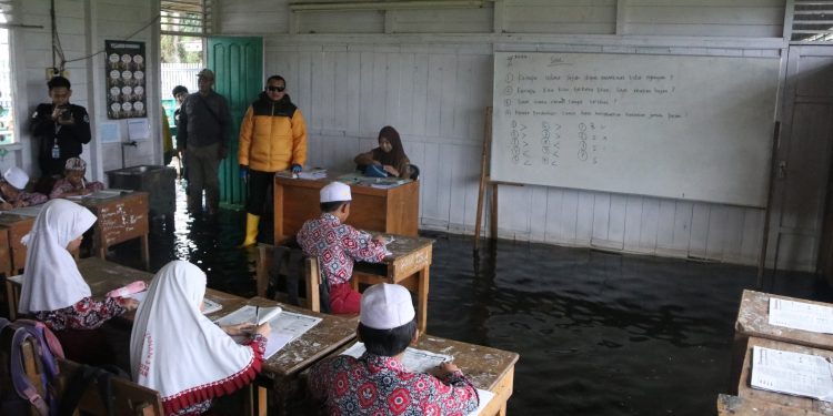 TINJAU SEKOLAHAN TERDAMPAK BANJIR, PJ. BUPATI : KITA AKAN AMBIL LANGKAH STRATEGIS DAN PENANGANANNYA