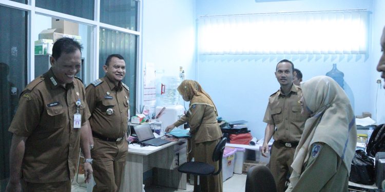 PJ BUPATI MENGUNJUNGI KANTOR DINAS PERDAGANGAN KAB. HSS