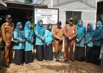 DUKUNG PENANGANAN INFLASI, STUNTING, DAN KEMISKINAN EKSTRIM, PJ. KETUA TP. PKK KAB. HSS TURUT SERAHKAN BANTUAN PEKARANGAN PANGAN LESTARI