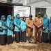 DUKUNG PENANGANAN INFLASI, STUNTING, DAN KEMISKINAN EKSTRIM, PJ. KETUA TP. PKK KAB. HSS TURUT SERAHKAN BANTUAN PEKARANGAN PANGAN LESTARI