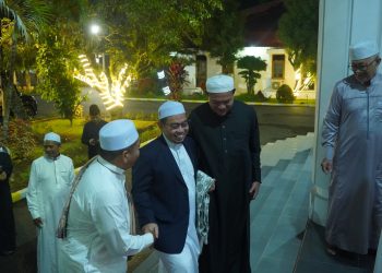BUPATI HSS SAMBUT KEDATANGAN KH. AHMAD BARMAWI, PENGASUH MAJELIS TAKLIM DARUL MUSTHOFA AMPERA KULUR KABUPATEN TAPIN