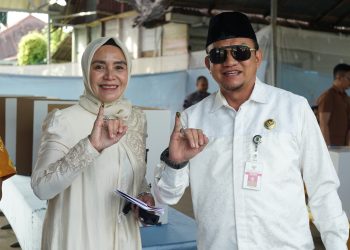 GUNAKAN HAK PILIHNYA, PJ BUPATI HSS BESERTA ISTRI IKUT MENCOBLOS DALAM PEMILU 2024 SERENTAK