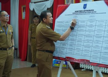 PENANDATANGANAN KOMITMEN ANTIKORUPSI PEMERINTAH KABUPATEN HULU SUNGAI SELATAN