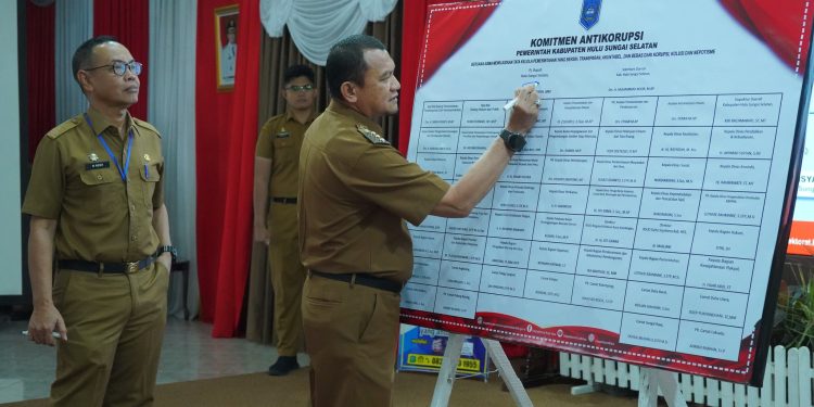 PENANDATANGANAN KOMITMEN ANTIKORUPSI PEMERINTAH KABUPATEN HULU SUNGAI SELATAN