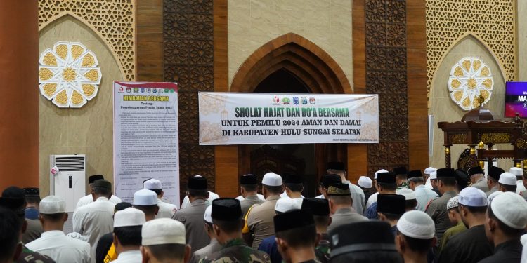 PENJABAT BUPATI HSS BERSAMA FORKOPIMDA DAN ALIM ULAMA PANJATKAN DOA BERSAMA UNTUK PEMILU 2024 AMAN DAN DAMAI