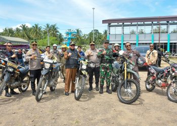 DENGAN MENGGUNAKAN MOTOR TRAIL, PJ BUPATI HSS BERSAMA FORKOPIMDA TINJAU PERSIAPAN TPS PEMILU