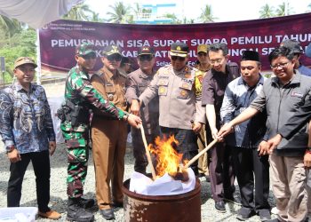 RATUSAN SISA SURAT SUARA PEMILU TAHUN 2024 DI KAB. HSS DIMUSNAHKAN