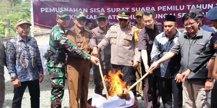 RATUSAN SISA SURAT SUARA PEMILU TAHUN 2024 DI KAB. HSS DIMUSNAHKAN
