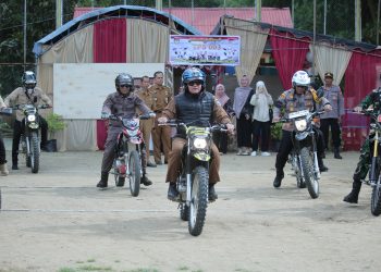 TERUSKAN PENINJAUAN, CUACA SIANG YANG CUKUP PANAS TAK HALANGI PJ. BUPATI HSS KELILING TPS