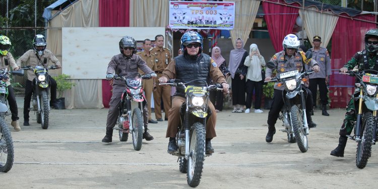 TERUSKAN PENINJAUAN, CUACA SIANG YANG CUKUP PANAS TAK HALANGI PJ. BUPATI HSS KELILING TPS