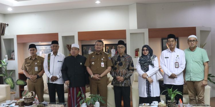 PENJABAT (PJ) BUPATI HULU SUNGAI SELATAN (HSS), DRS H HERMANSYAH, MM, MENERIMA AUDIENSI DARI IPQAH PROVINSI KALIMANTAN SELATAN