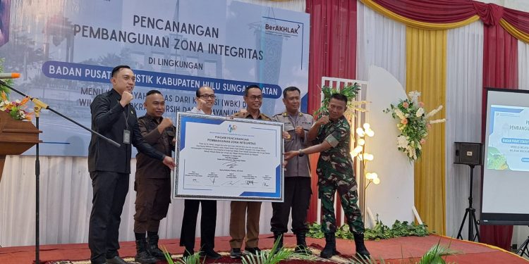 HADIRI PENANDATANGANAN PIAGAM PENCANANGAN ZONA INTEGRITAS, SEKDA: HAL TERPENTING ADALAH KOMITMEN PIMPINAN DAN SELURUH JAJARAN, SERTA PERAN KELUARGA