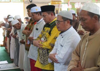 SETELAH BERBAGI KASIH, PJ BUPATI HSS SHOLAT JUM’AT DAN BERSILATURAHMI DI DESA BATANG KULUR TENGAH
