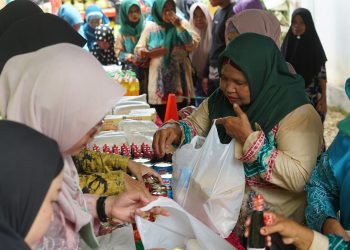 MEMBANTU MASYARAKAT, PEMERINTAH KABUPATEN HSS GELAR PASAR MURAH DAN BANSOS DI DESA LOKBINUANG
