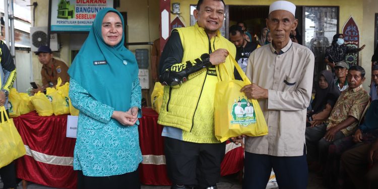 TURKAM TIGA KECAMATAN DAHA PJ. BUPATI HSS MENYERAHKAN 1500 BANTUAN SOSIAL