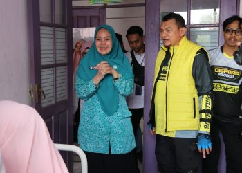 PJ. BUPATI HSS DAN PJ. KETUA TP. PKK KAB. HSS PANTAU PELAKSANAAN KEGIATAN BAKSOS PEKAN PELAYANAN KB