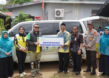 TINGKATKAN PELAYANAN KESEHATAN DAN TANGGAP DARURAT PJ. BUPATI HSS BERSAMA PJ. KETUA TP. PKK HSS SERAHKAN MOBIL AMBULANCE CSR BANK KALSEL