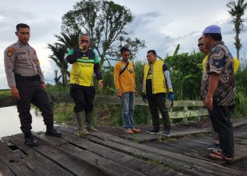 PJ. BUPATI HSS TINJAU LANGSUNG BEBERAPA DESA DI KECAMATAN SIMPUR YANG BUTUH PENANGANAN