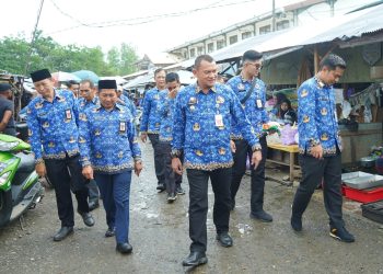 UPAYA TERUS KENDALIKAN INFLASI DAN STABILITAS HARGA BAHAN POKOK, PJ BUPATI HSS TINJAU LANGSUNG PASAR TERPADU