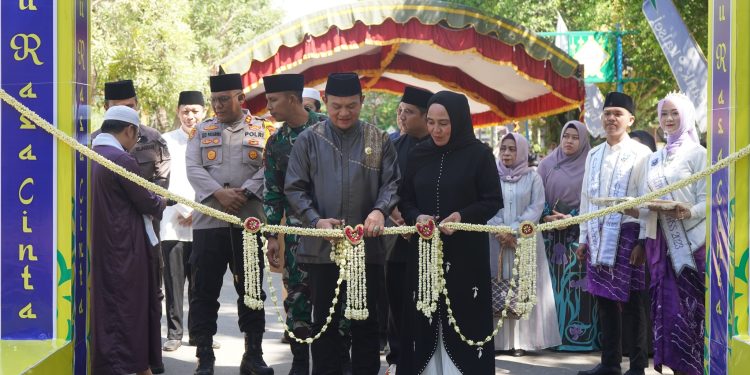 PJ BUPATI HSS DAN PJ KETUA TP PKK KABUPATEN HSS BUKA KAMPUNG RAMADHAN “SATU RASA CINTA” UNTUK MENDUKUNG UMKM