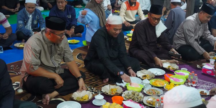 PEMKAB HSS MENGGELAR SAFARI RAMADHAN, GELAR SAHUR BERSAMA DAN SHOLAT SUBUH BERJAMAAH DI MESJID AL FIRDAUS DESA BARUH JAYA DAHA SELATAN