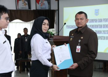 SERAHKAN SK PPPK SECARA LANGSUNG, PJ BUPATI HARAP LAKSANAKAN TUGAS DENGAN PENUH DEDIKASI, INOVASI, LOYALITAS & TANGGUNG JAWAB