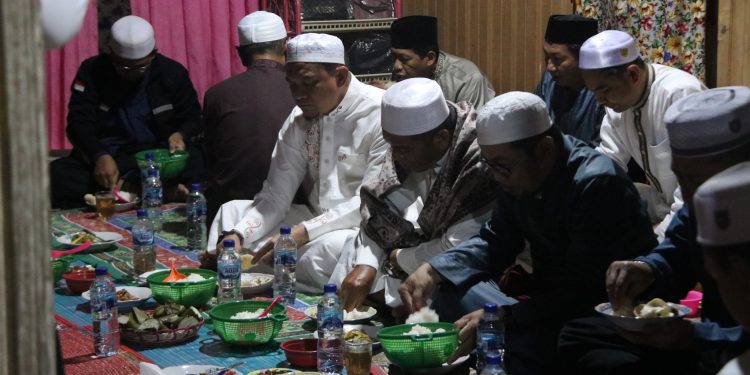 PEMKAB. HSS GELAR SAFARI SAHUR RAMADHAN: SATU KEHARMONISAN DENGAN MASYARAKAT DESA HULU BANYU