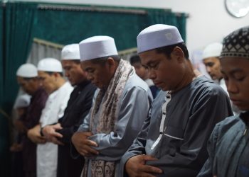 SILATURRAHMI DENGAN WARGA SEKITAR KEDIAMAN, PJ. BUPATI LAKSANAKAN TARAWIH BERSAMA WARGA LORONG BUPATI