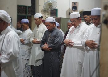SUASANA KHIDMAT: PJ. BUPATI HSS SHALAT TARAWIH BERJAMAAH DI PONPES TARBIYATUL FURQAN