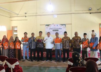 PJ BUPATI HSS SERAHKAN SECARA SIMBOLIS BANTUAN PAKET RAMADHAN DARI PT AGM