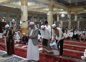 PJ BUPATI HSS LAKSANAKAN SHOLAT IDUL FITRI BERSAMA KELUARGA DAN MASYARAKAT KOTA KANDANGAN