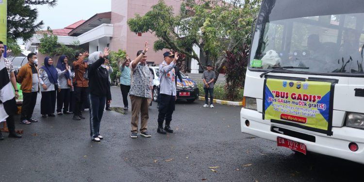 BERIKAN KENYAMANAN MUDIK KE KAMPUNG HALAMAN, PEMKAB HSS GELAR PROGRAM LAYANAN “BUS GADIS” KEPADA MASYARAKAT BUMI RAKAT MUFAKAT