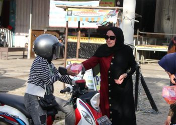BERBAGI DI BULAN RAMADHAN, PJ KETUA TP PKK HSS TURUN KE JALAN BERIKAN TAKJIL GRATIS KEPADA MASYARAKAT