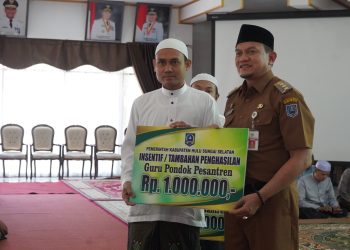 PENJABAT BUPATI HULU SUNGAI SELATAN SALURKAN DANA INSENTIF TAMBAHAN BAGI USTADZ/USTADZAH PESANTREN DAN MADRASAH DINIYAH SE-KAB.HSS