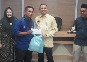 PJ BUPATI HSS SERAHKAN PAKET LEBARAN KEPADA WARTAWAN REKANAN PEMKAB HSS