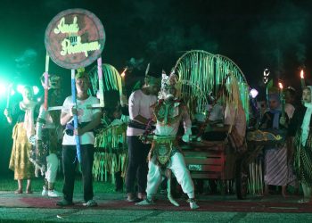 MEMERIAHKAN FESTIVAL KEMILAU RAMADHAN PJ BUPATI HSS BESERTA KELUARGA MENYAKSIKAN LOMBA FESTIVAL BAGARAKAN SAHUR SE-BANUA ENAM