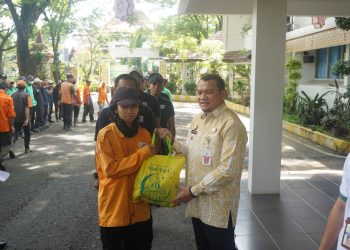 PJ BUPATI HSS SERAHKAN PAKET LEBARAN KEPADA PASUKAN DISPERA KPLH KAB.HSS