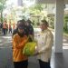 PJ BUPATI HSS SERAHKAN PAKET LEBARAN KEPADA PASUKAN DISPERA KPLH KAB.HSS