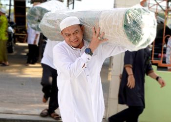 PJ BUPATI HSS, DRS. H. HERMANSYAH, MM, SERAHKAN BANTUAN KARPET UNTUK MESJID DI WILAYAH 3 DAHA