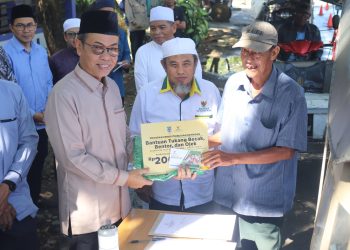 SEKDA KAB. HSS SERAHKAN SANTUNAN PROGRAM RAMADHAN OLEH BAZNAS KAB. HSS
