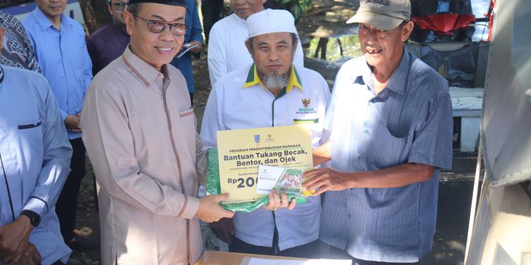 SEKDA KAB. HSS SERAHKAN SANTUNAN PROGRAM RAMADHAN OLEH BAZNAS KAB. HSS