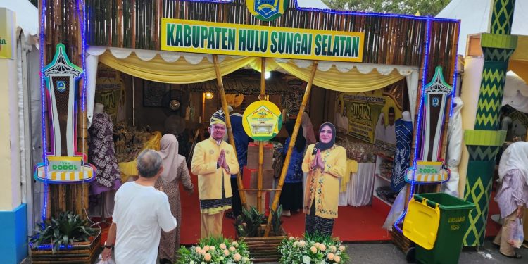 PEMBUKAAN MTQ NASIONAL DIWARNAI EKSPO UMKM, PJ. KETUA PKK KUNJUNGI STAND KABUPATEN HSS DAN BERI MOTIVASI