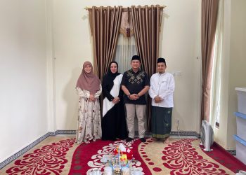 PJ BUPATI HSS DAN PJ KETUA TP. PKK KAB. HSS BERSILATURAHMI DI KEDIAMAN WAKIL BUPATI HSS DI DESA GAMBAH LUAR MUKA