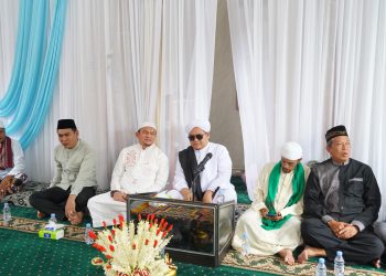 PJ. BUPATI HSS BERSAMA PJ. KETUA TP. PKK KAB. HSS HADIRI PERINGATAN HAUL AKBAR KE-121 SYEKH H. MUHAMMAD THAHER