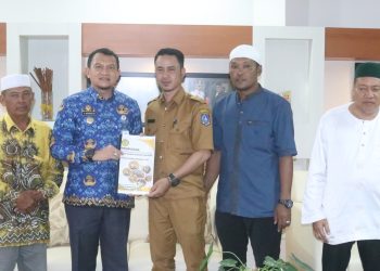 PJ. BUPATI HSS TERIMA SILATURAHMI PARA PANITIA PELAKSANA HAUL DATU DAHA SURGI TUAN KE 121
