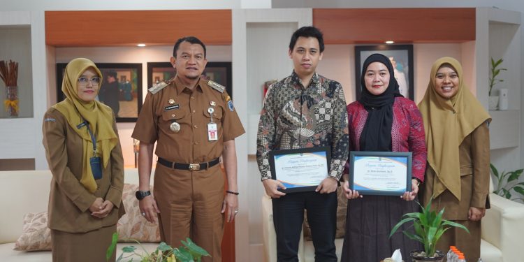 PJ BUPATI HSS MENERIMA TAMU DARI DOKTER RS DAHA SEJAHTERA YANG BERAKHIR MASA TUGAS: PENGHARGAAN ATAS PENGABDIANNYA DALAM PELAYANAN KESEHATAN