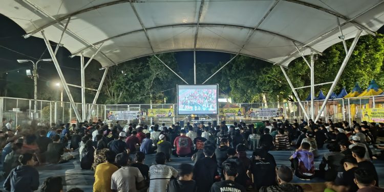 NONTON BARENG PERTANDINGAN SEPAK BOLA TIMNAS, DISPORAPAR KAB.HSS GELAR LAYAR LEBAR UNTUK MASYARAKAT HSS