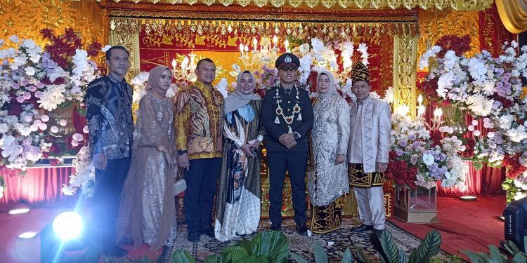 PJ. BUPATI & ISTRI SEMPATKAN DIRI MENGHADIRI PERKAWINAN AMIN & VIONI